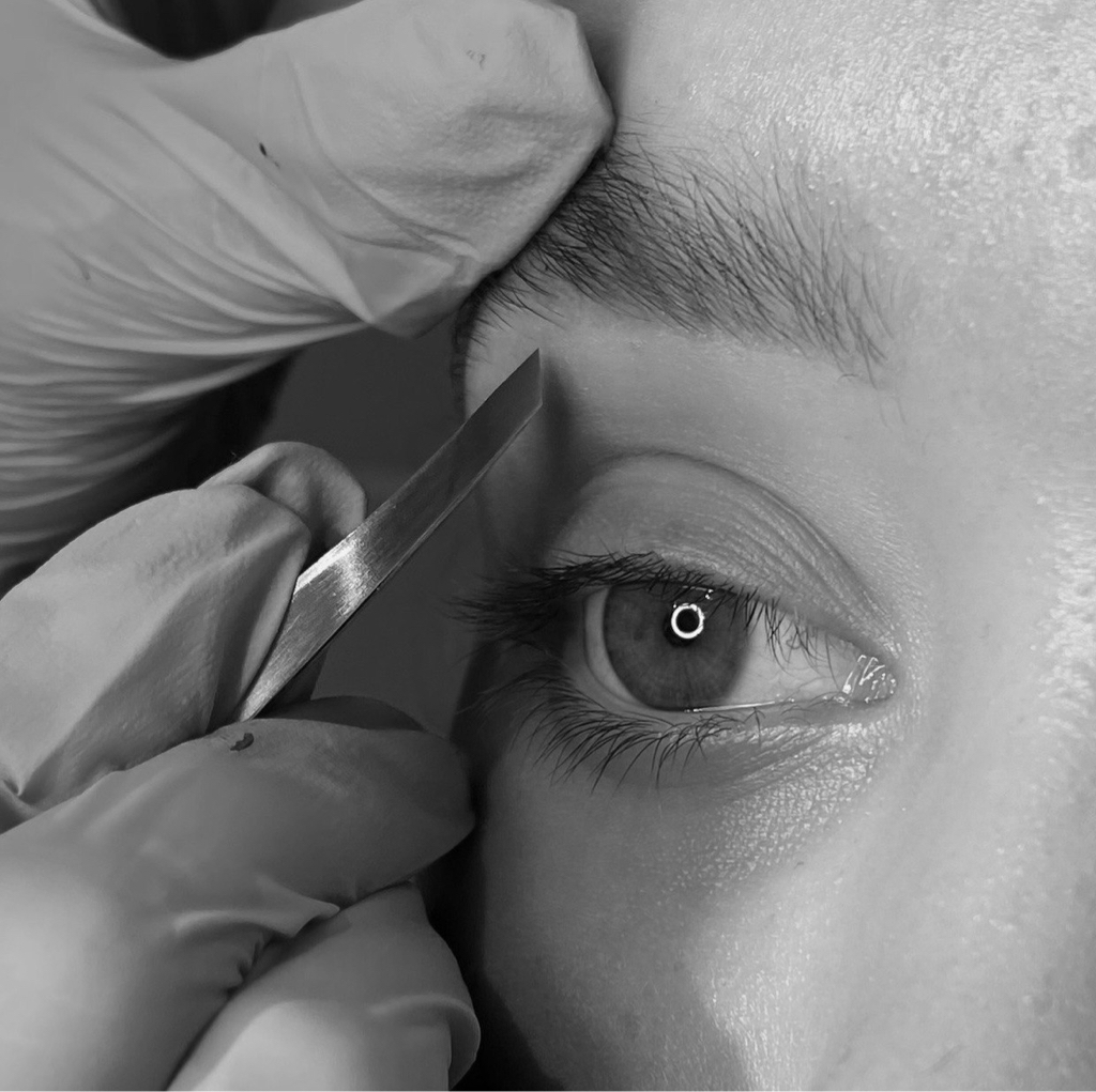 Коррекция бровей