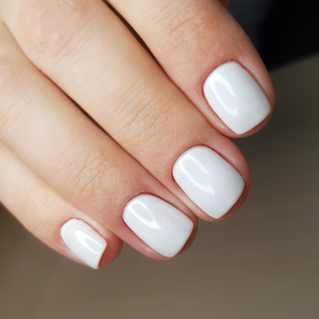 Маникюр с покрытием гель-лак(Тонкий слой базы + выравнивание базой+ цвет + топ)