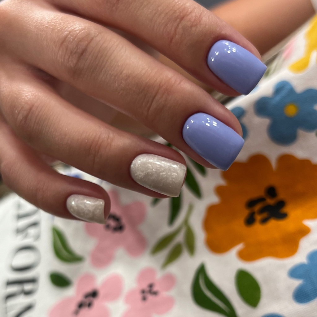 Маникюр с покрытием (однотонный) короткую и среднюю длину ногтей.