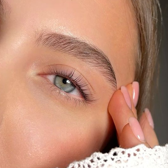 КОМПЛЕКС: Оформление бровей + ламинирование ресниц