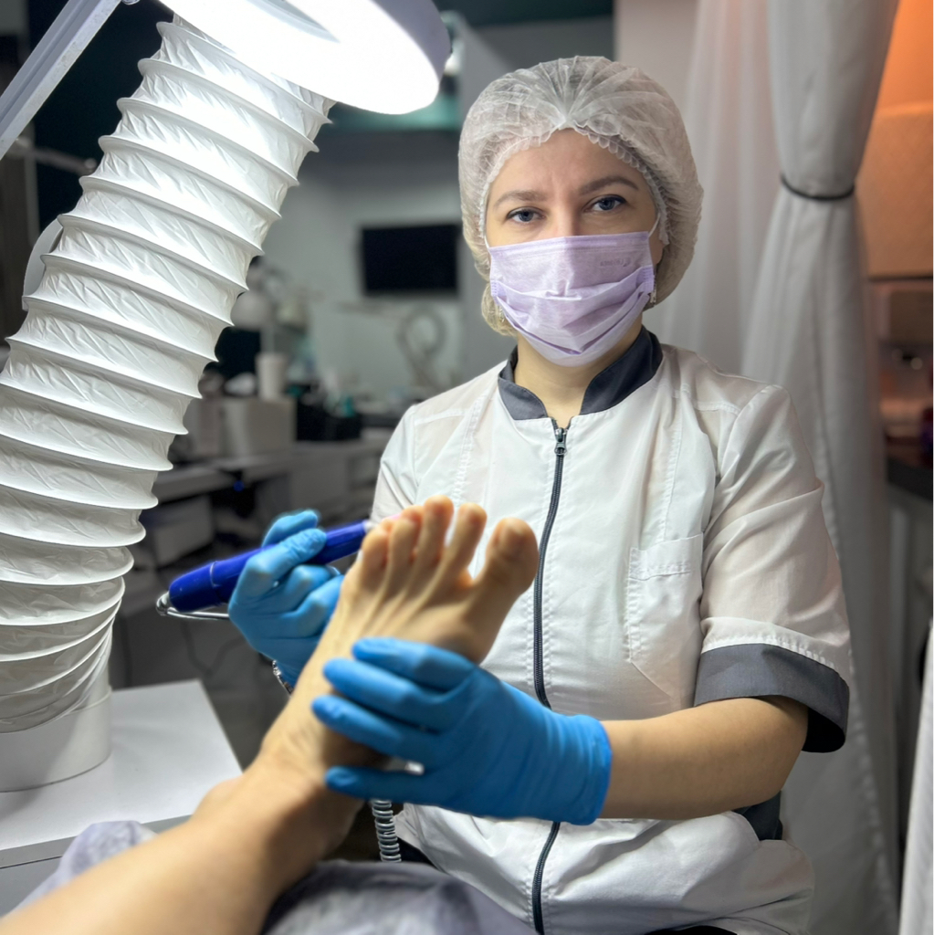 Подологический педикюр/ обработка сложных стоп (обработка пальцев, стоп, трещин, стержн. мозолей)