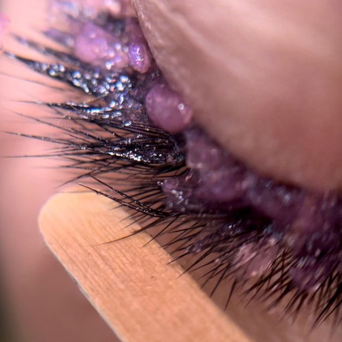 Снятие наращенных нами ресниц без перенаращивания