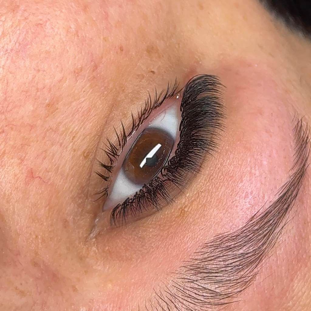 Наращивание нижних ресниц