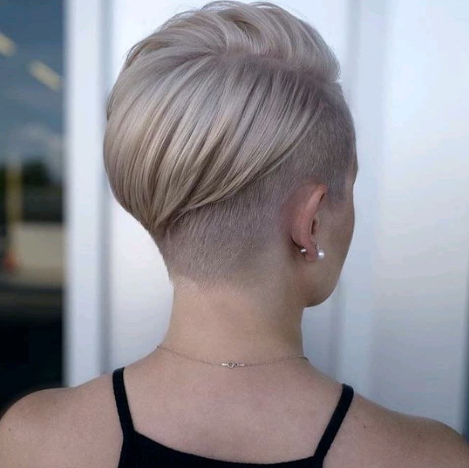 Стрижка короткие волосы(длина до 15 см,включает мытье головы и легкую укладку)