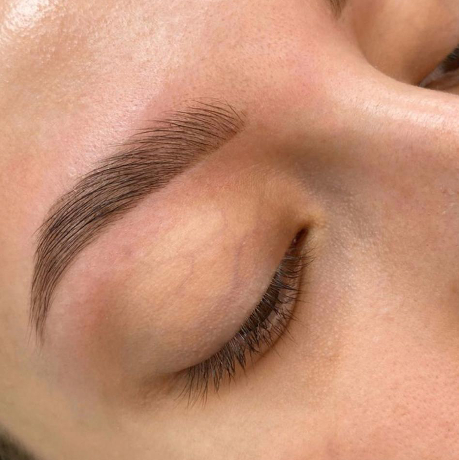 Коррекция бровей (пинцет/воск/ножницы)