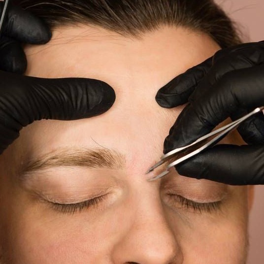 Мужская коррекция бровей