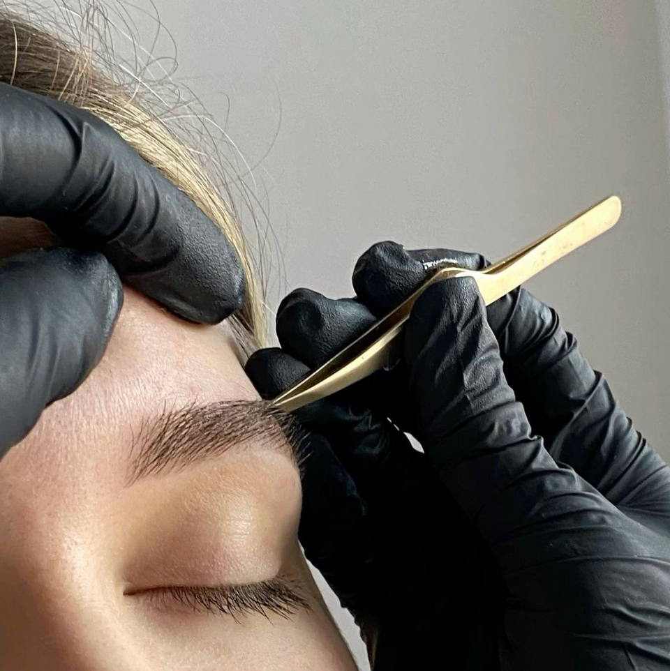 Коррекция бровей