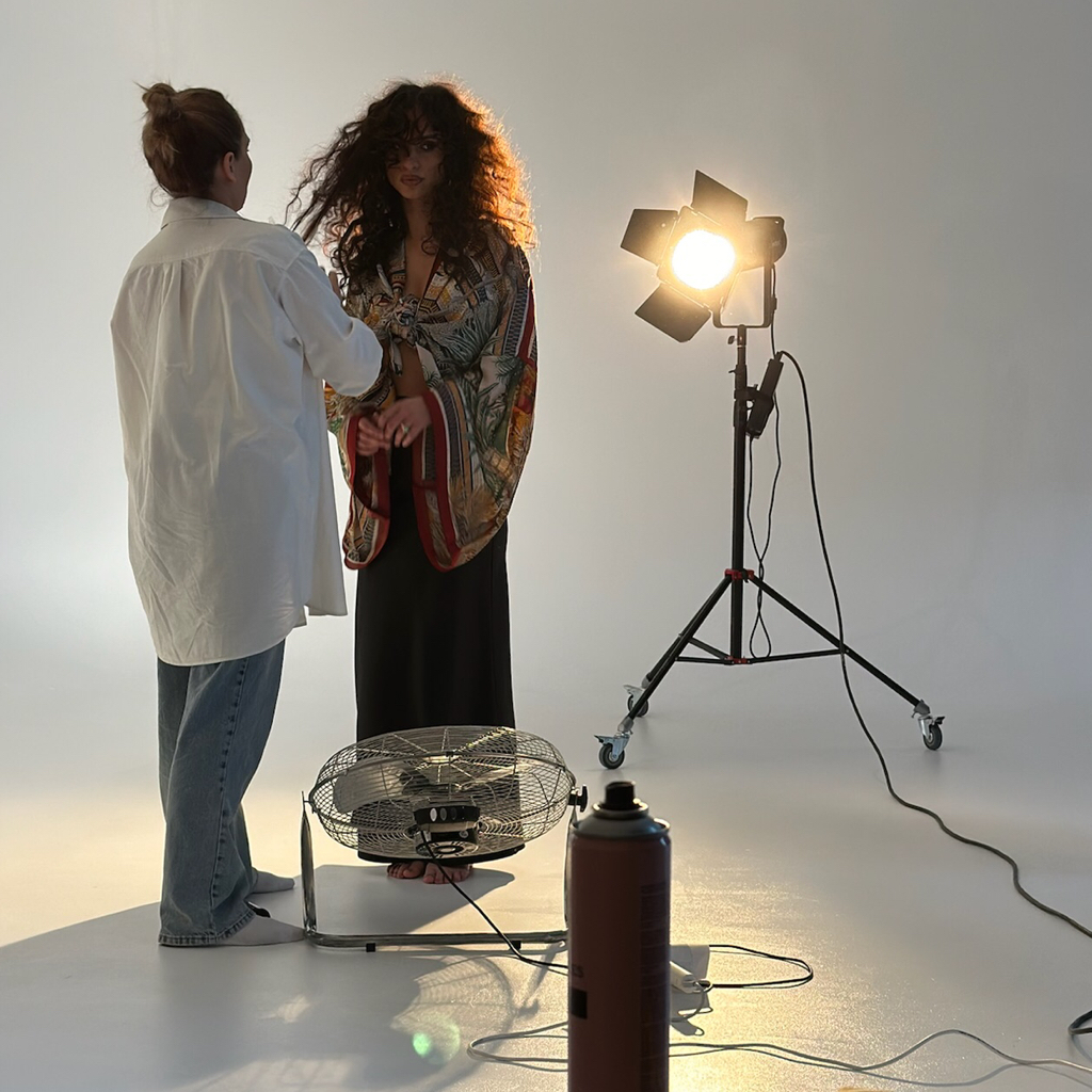 Сопровождение на съемках более 2-х часов, 2.000 рублей каждый час.