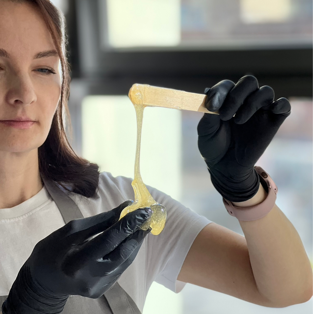 Усики (женское лицо)