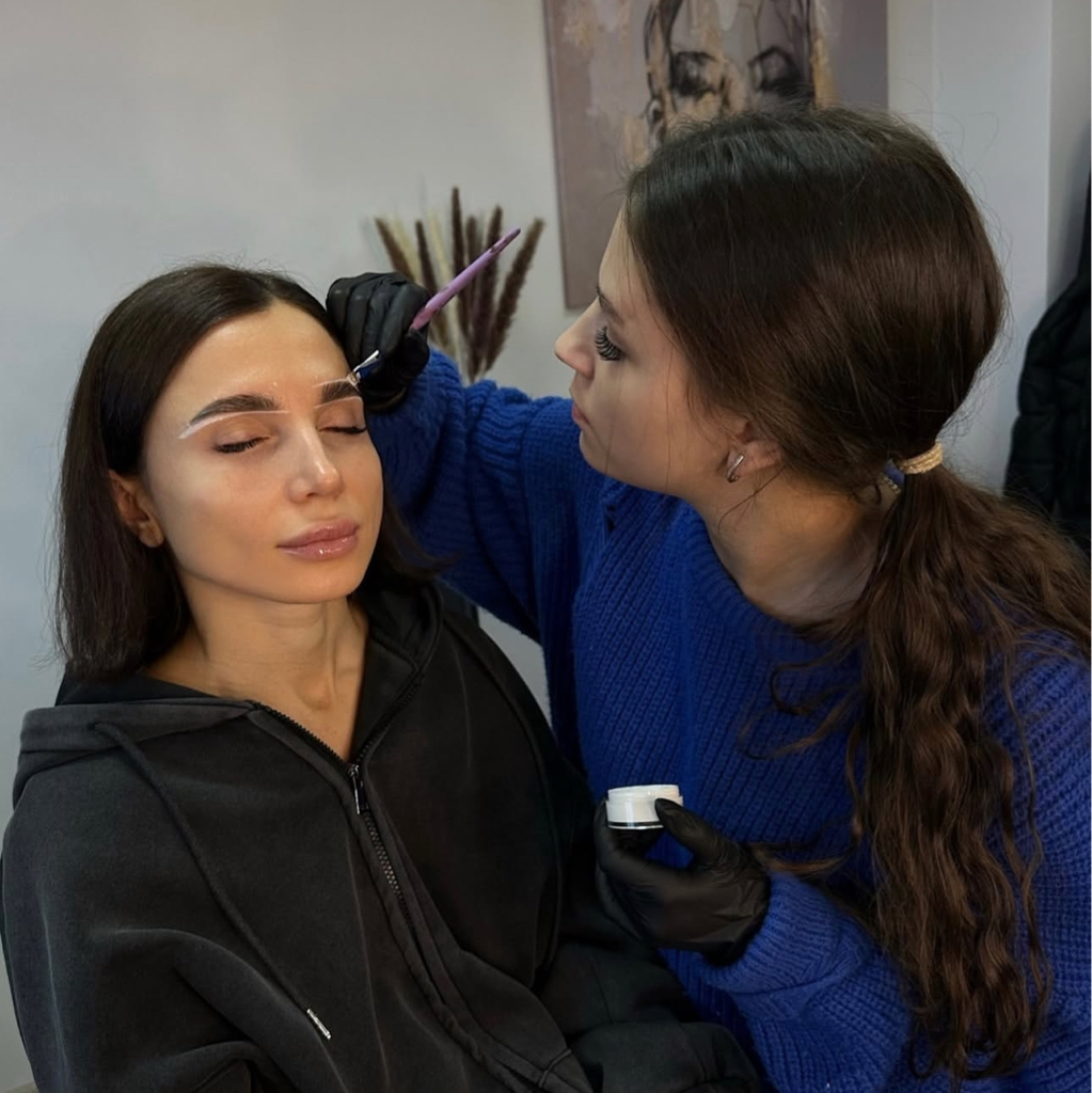 Долговременная укладка бровей с окрашиванием