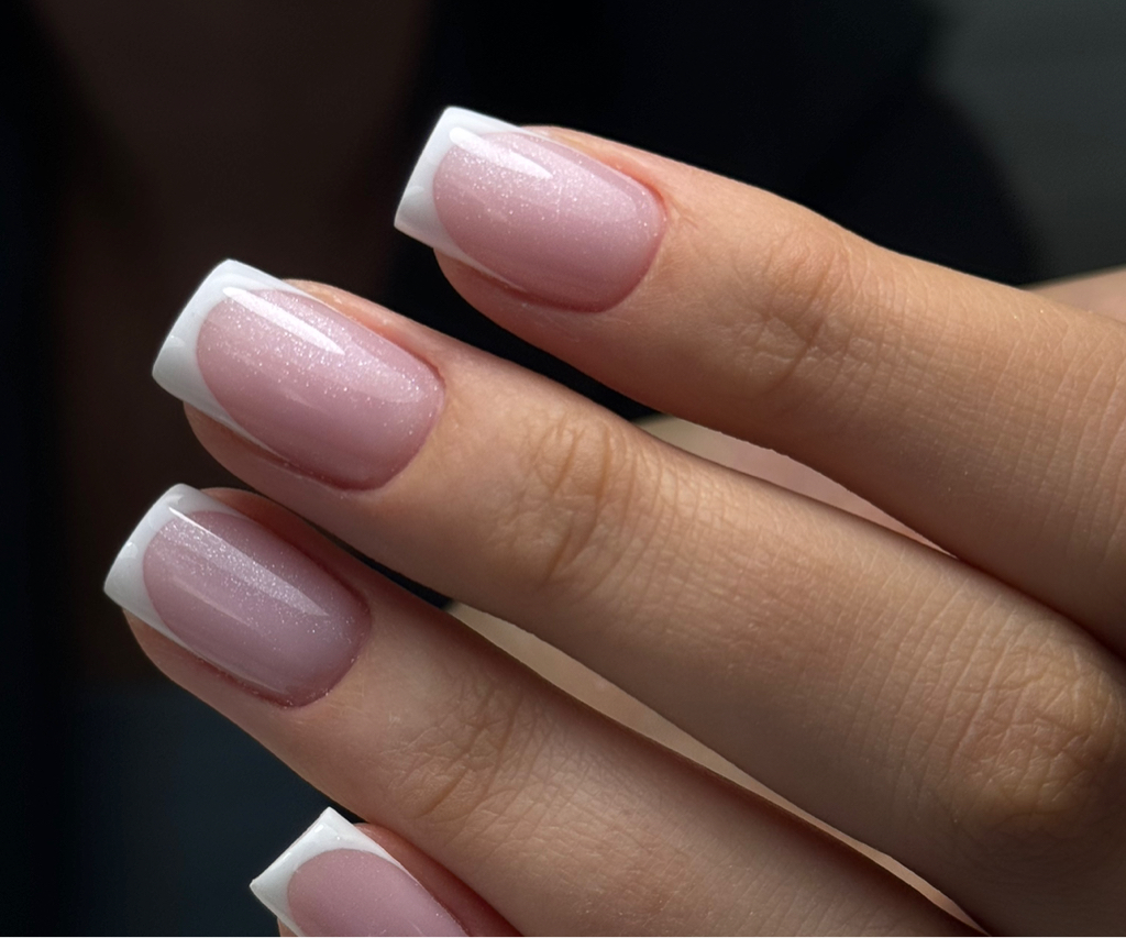 Маникюр с покрытием гель-лак и дизайном «френч»