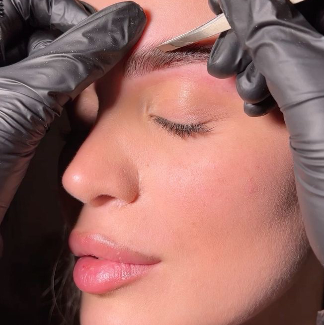 Коррекция бровей