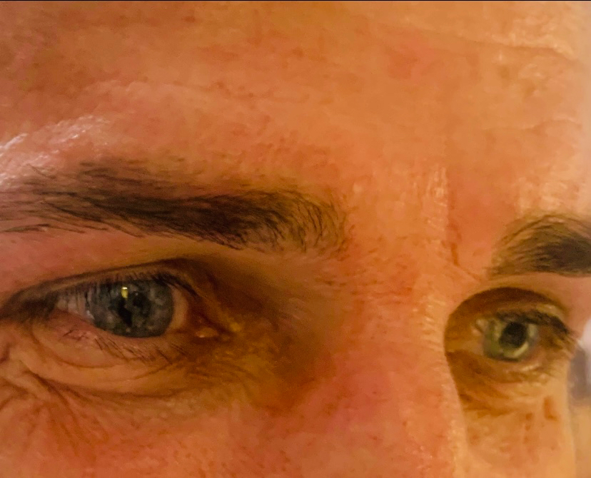 Коррекция бровей пинцетом