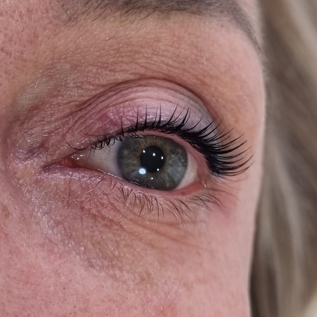 Ламинирование верхних ресниц + уход
и
Оформление бровей (коррекция+окрашивание)