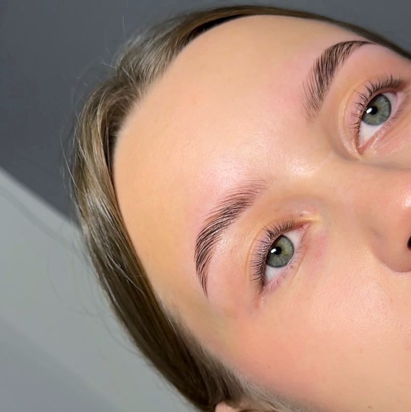 Коррекция бровей