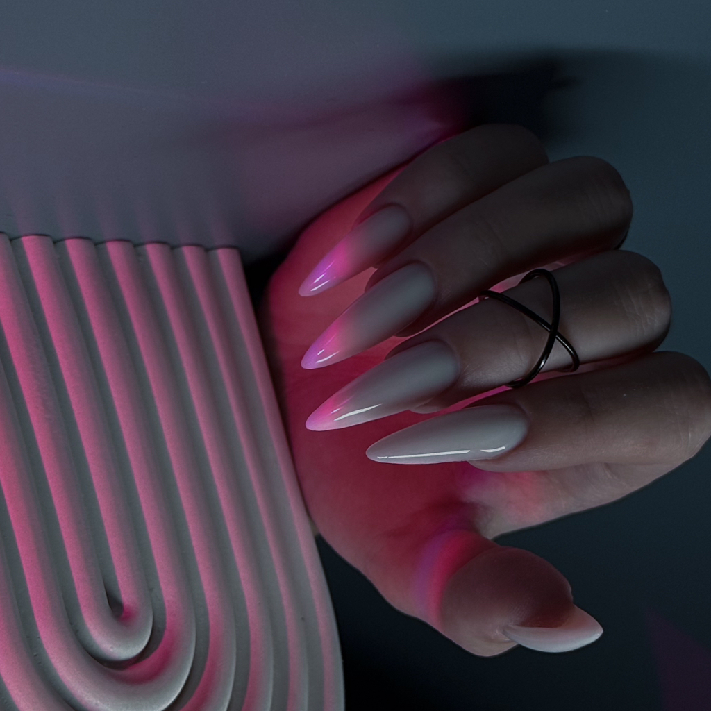 Длинное однотонное наращивание ногтей