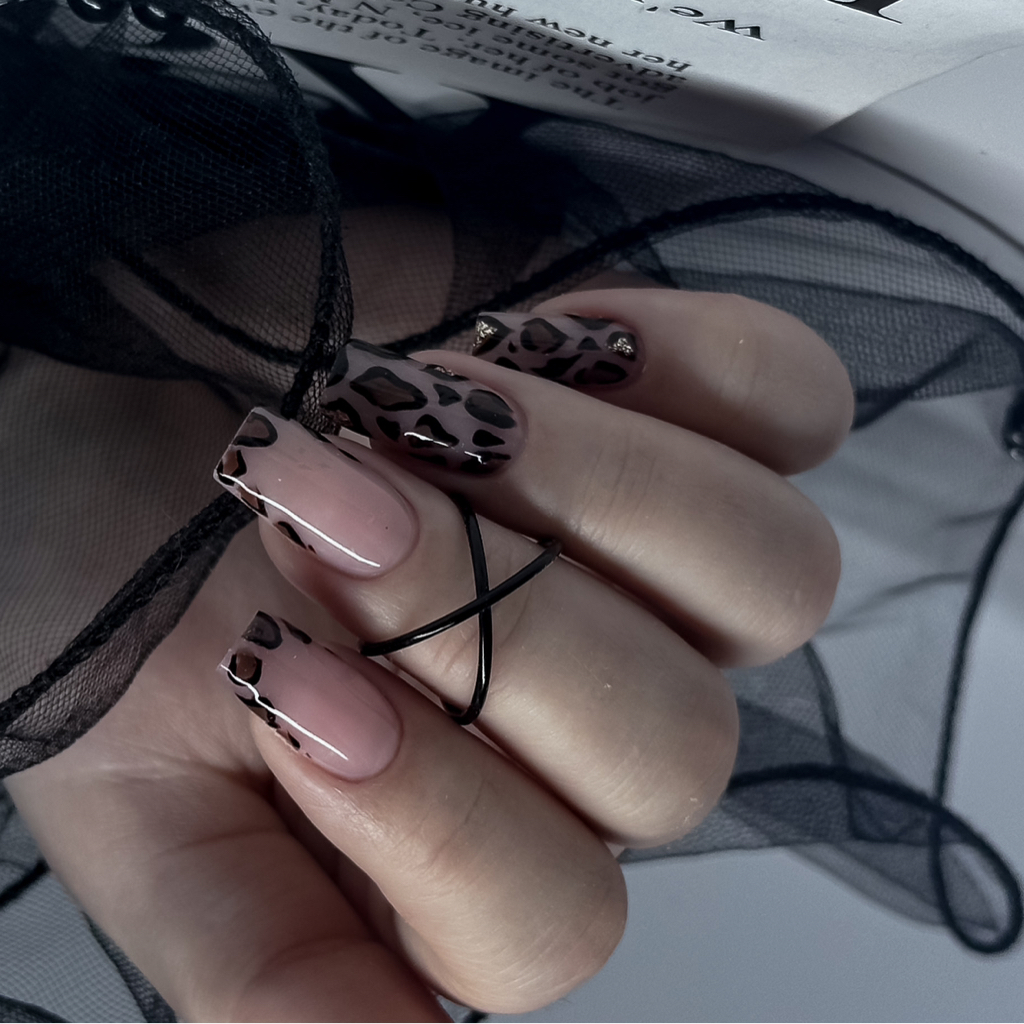 Маникюр с покрытием и дизайном