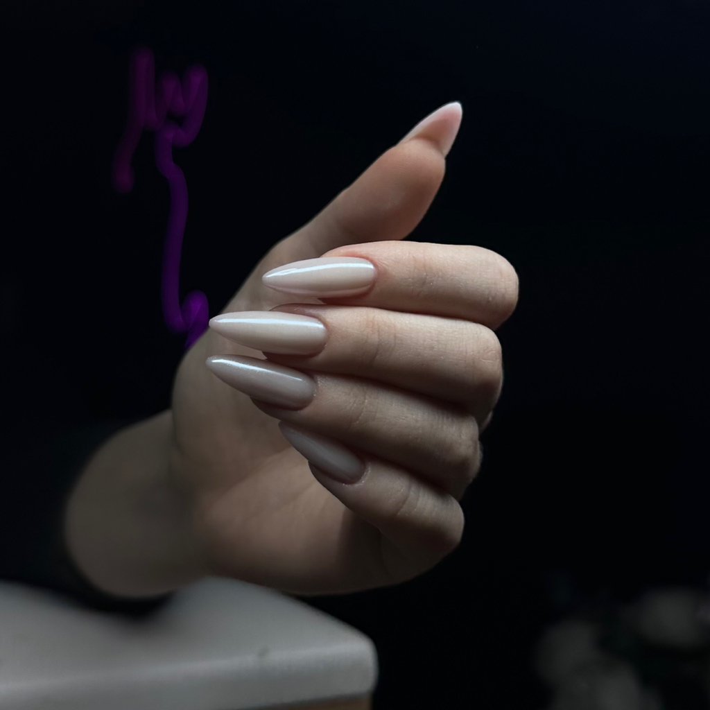 Однотонное наращивание ногтей средней длинны