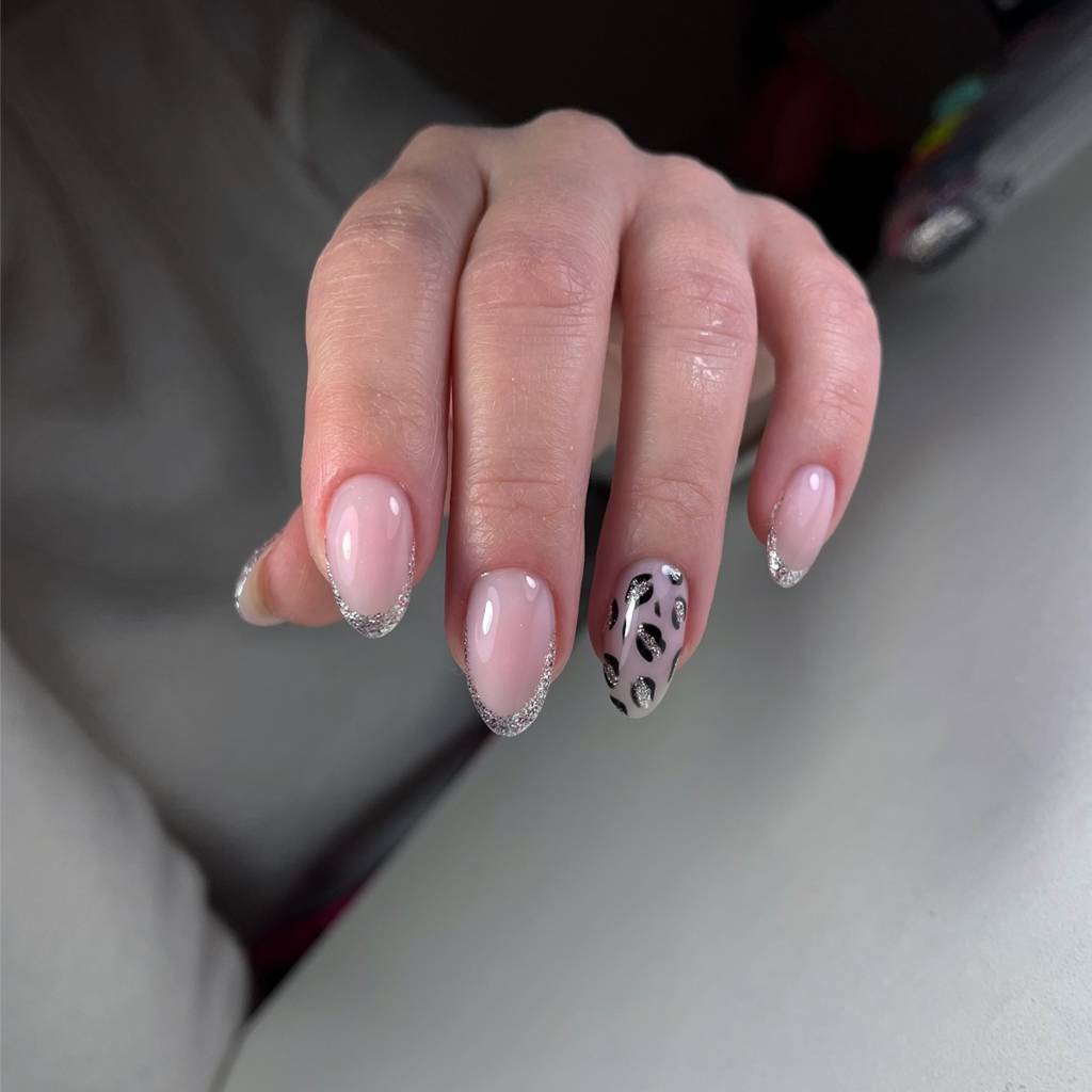 Коррекция ногтей( средние)