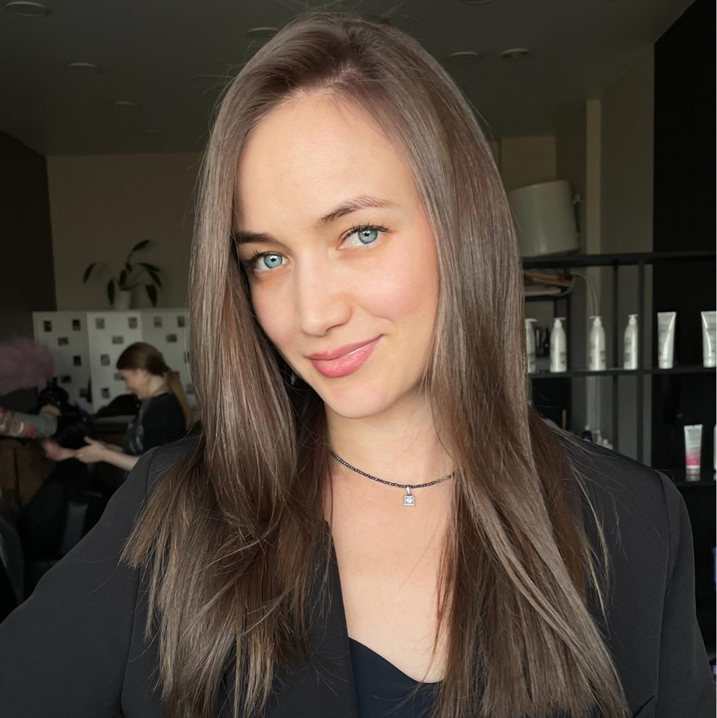 Окрашивание корней тон в тон + стрижка