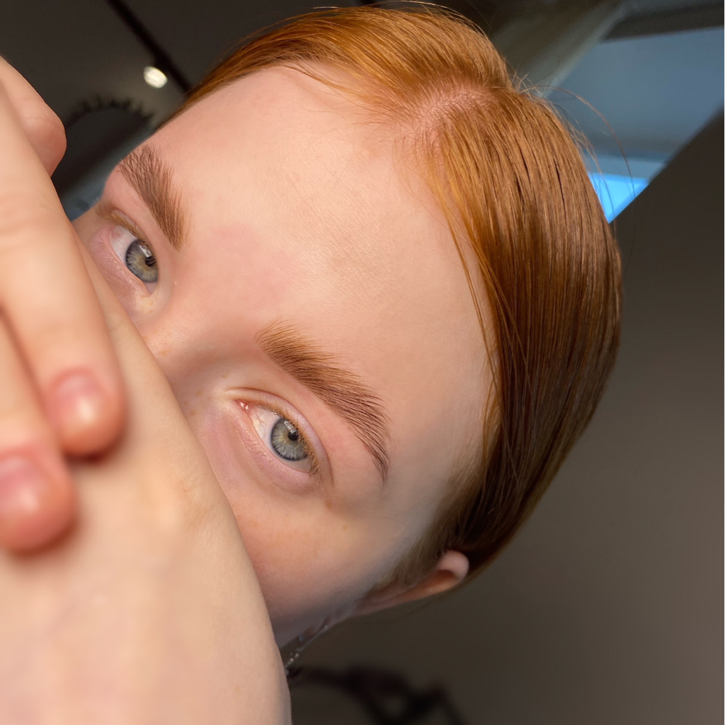 КОРРЕКЦИЯ БРОВЕЙ (воск/пинцет вокруг и внутри брови + увлажнение при необходимости)