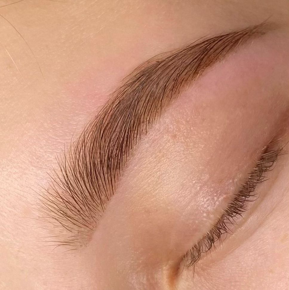 Коррекция и окрашивание бровей краской/хной