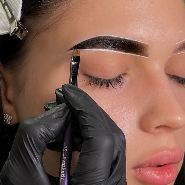 Окраска бровей хной