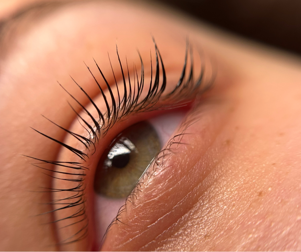 Ламинирование ресниц / Skrosptu laminēšana