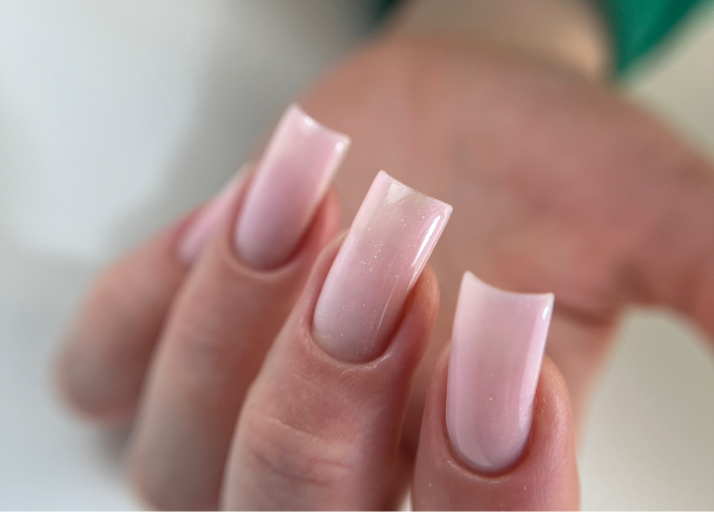 Маникюр с однотонным покрытием гель лак  (входит укрепление гелем/акригелем)