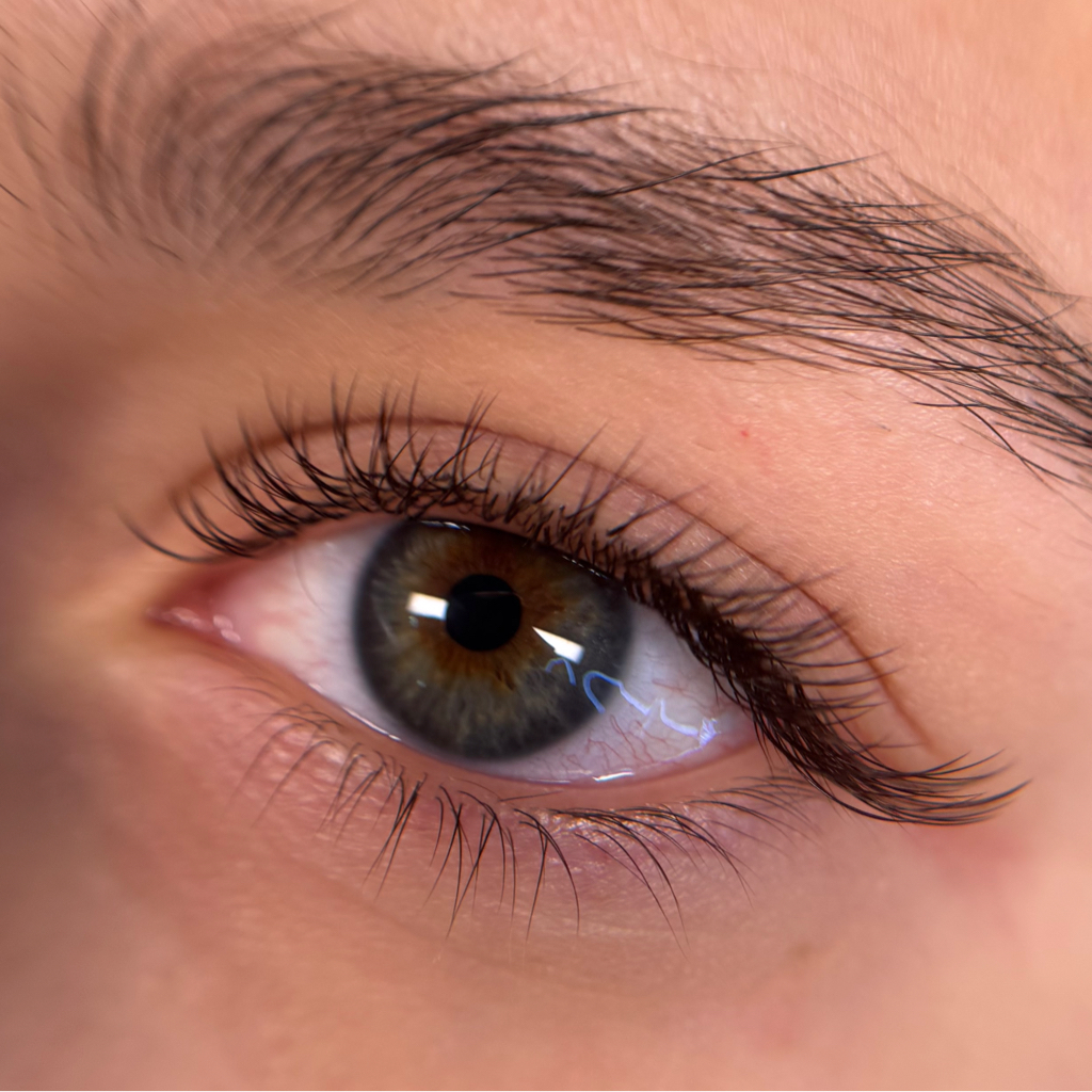 Наращивание ресниц классика