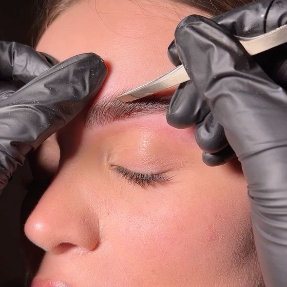 Коррекция бровей пинцетом и воском + окрашивание краской