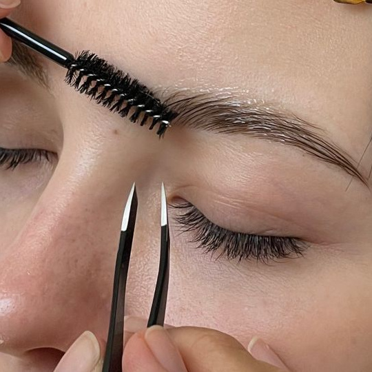 Коррекция бровей пинцетом