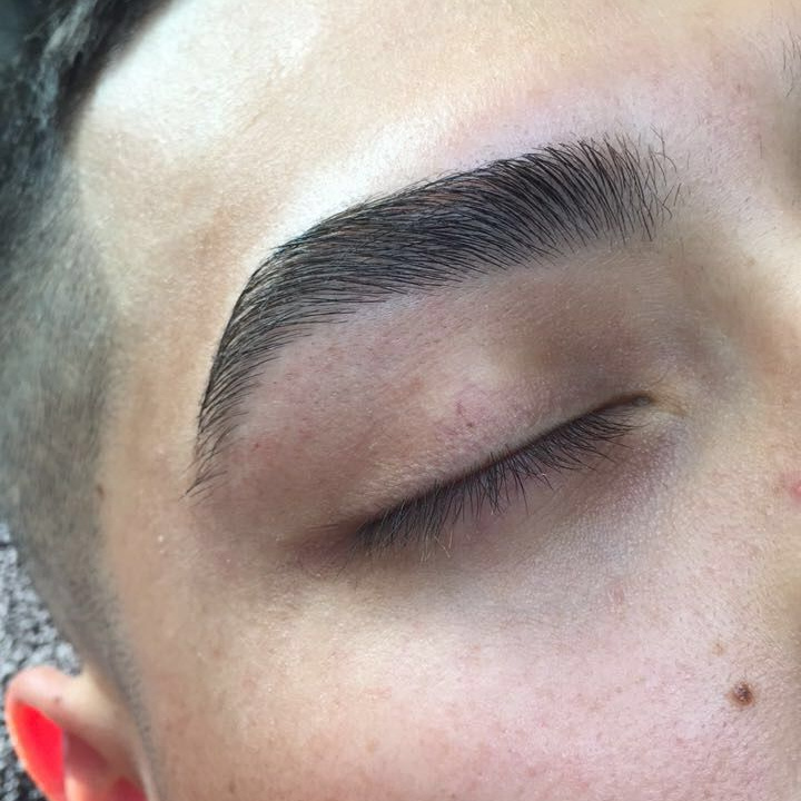 Коррекция мужских бровей