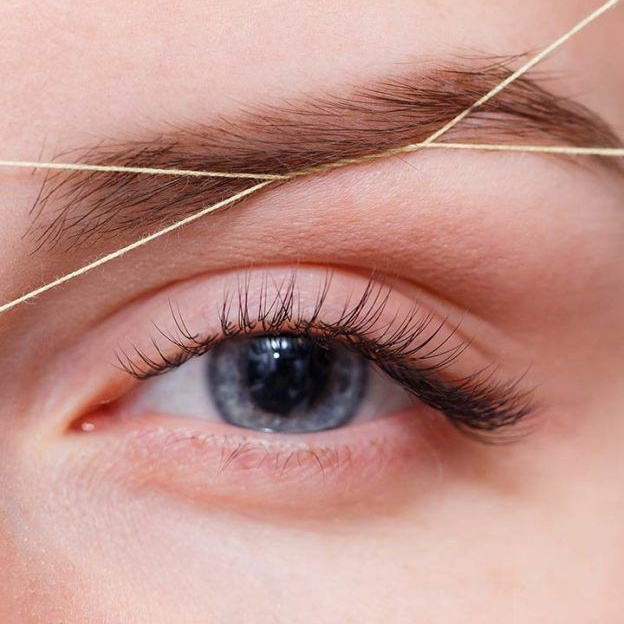 Коррекция бровей нитью и окрашивание хной