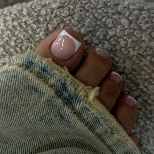 Френч педикюр