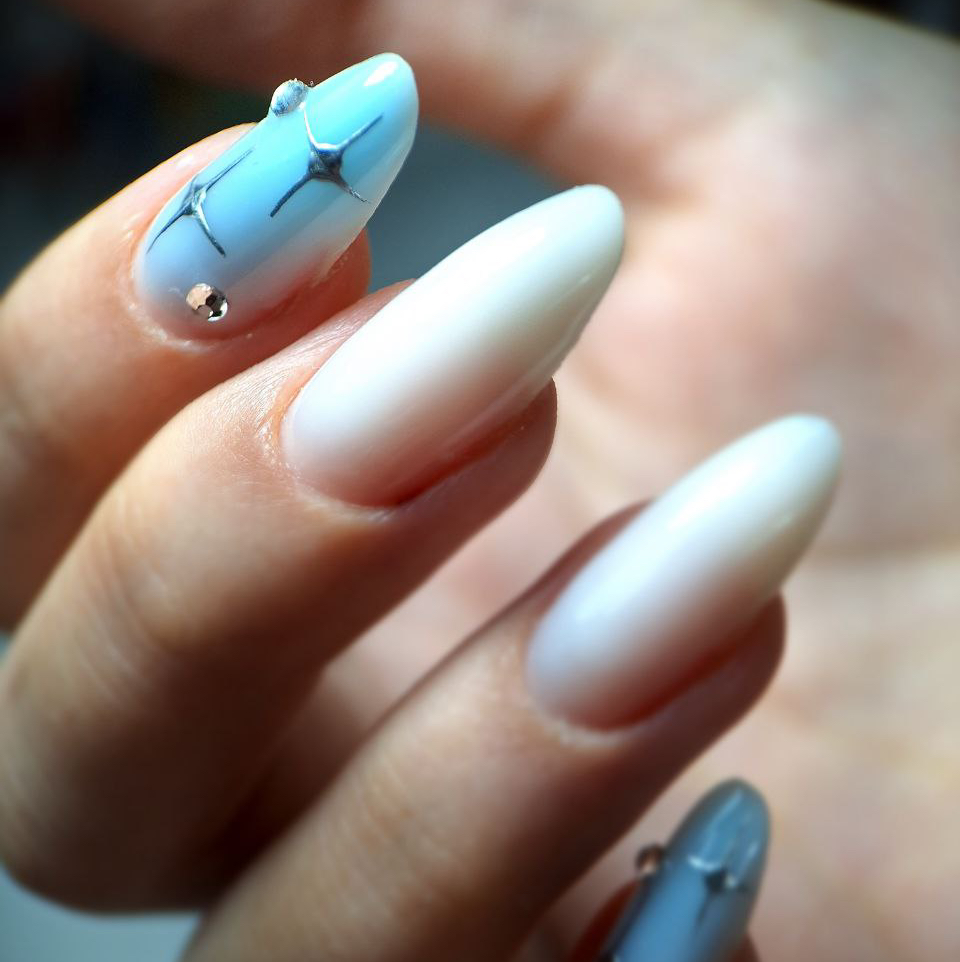 Коррекция наращивания, «клюющих» ногтей