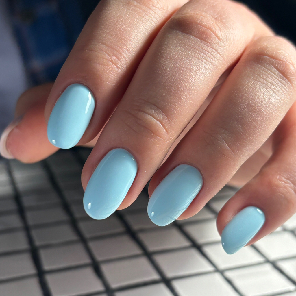 Маникюр с цветным однотонным покрытием