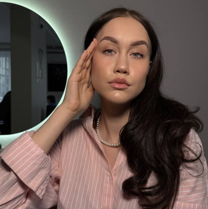 Оформление бровей с окрашиванием ЗА 999₽ [при записи на маникюр или педикюр]