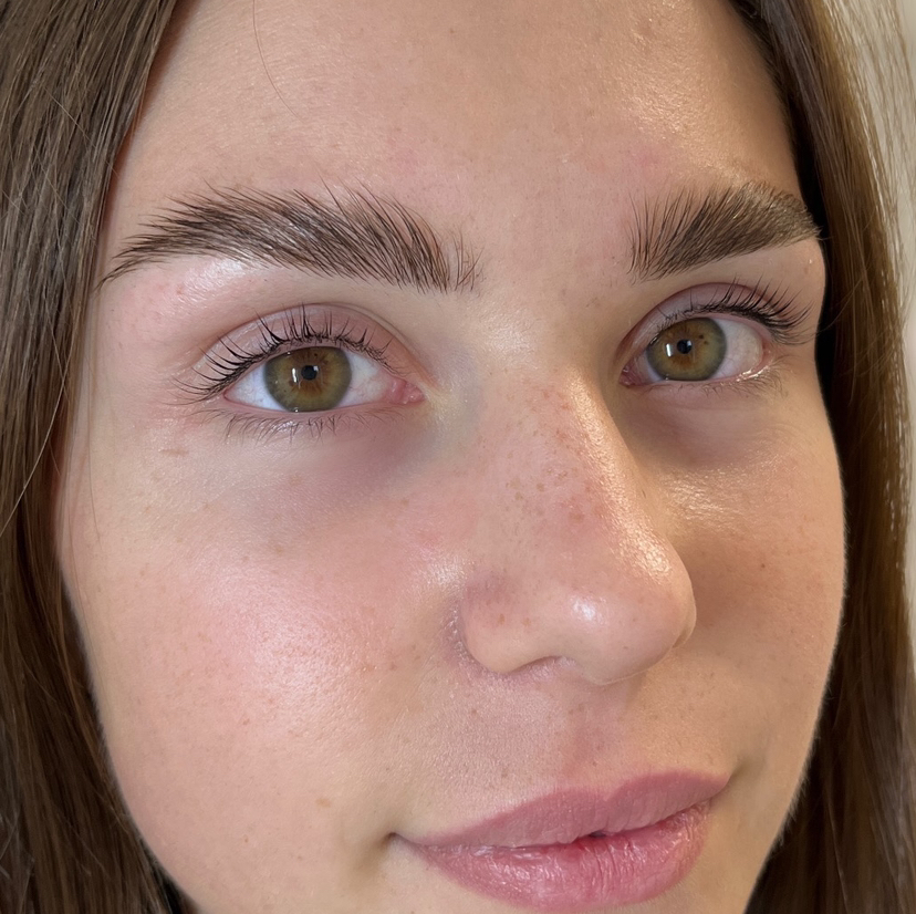 Biofixarea sprâncenelor + corecția sprâncenelor