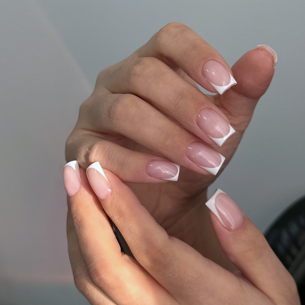 Маникюр с покрытием (френч)