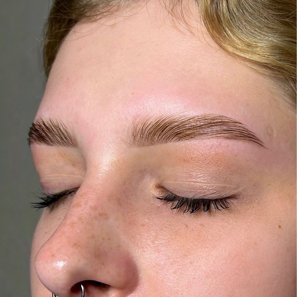 Осветление бровей + коррекция + окрашивание