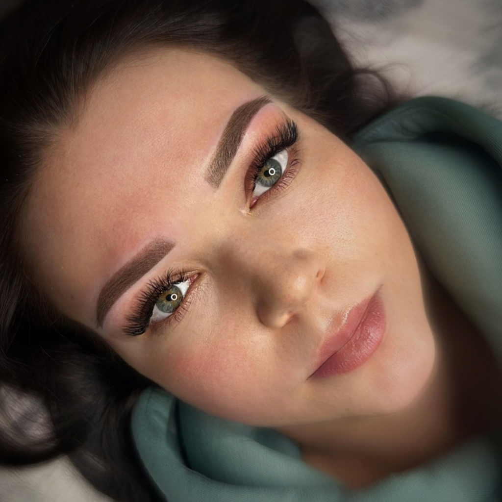 Перманентный макияж бровей