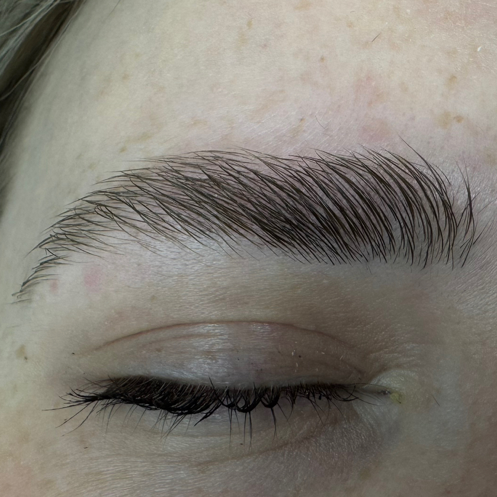 Коррекция бровей