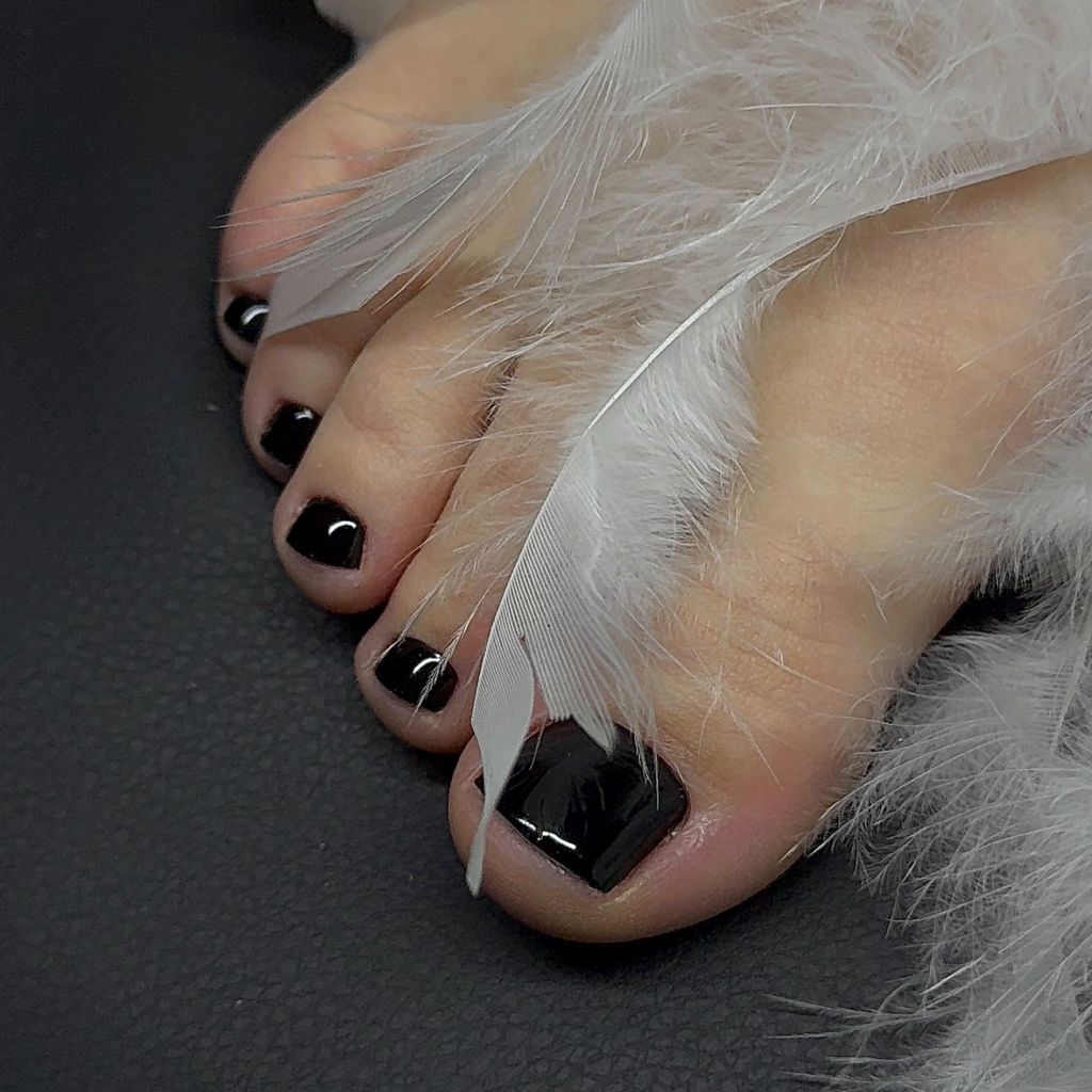 Полный педикюр с покрытием и обработкой стоп