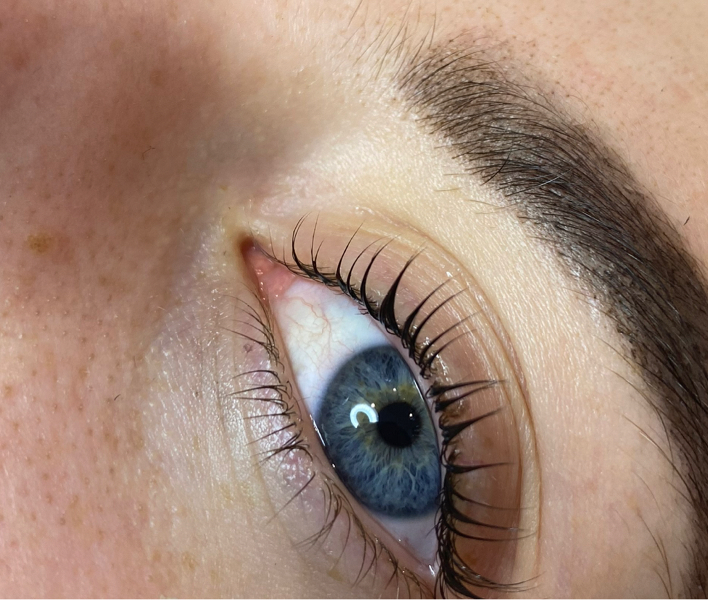 Ламинирование ресниц ( окрашивание ресниц входит в стоимость)