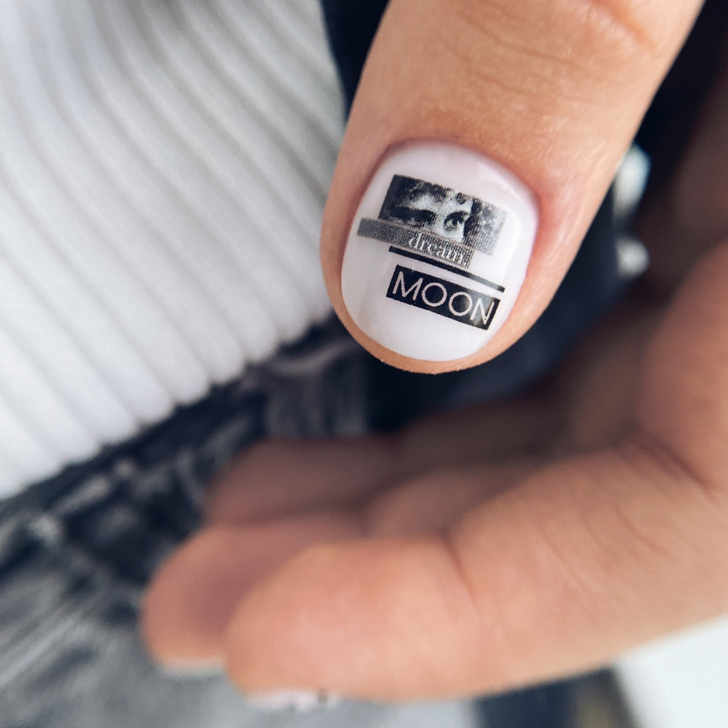 Однотонное покрытие + простой дизайн