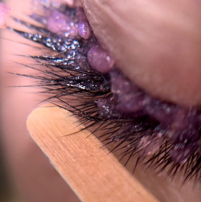 Снятие наращенных ресниц