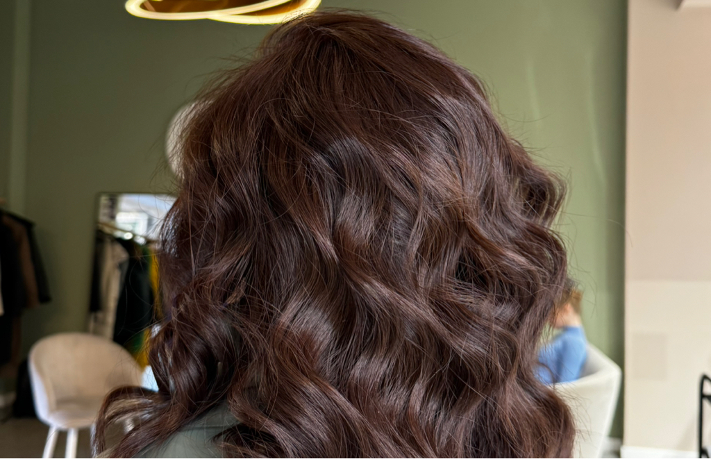 Окрашивание в один тон на волосы средней длины