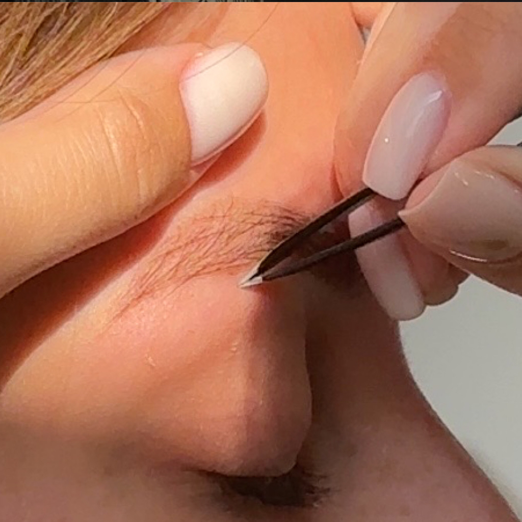 Коррекция бровей