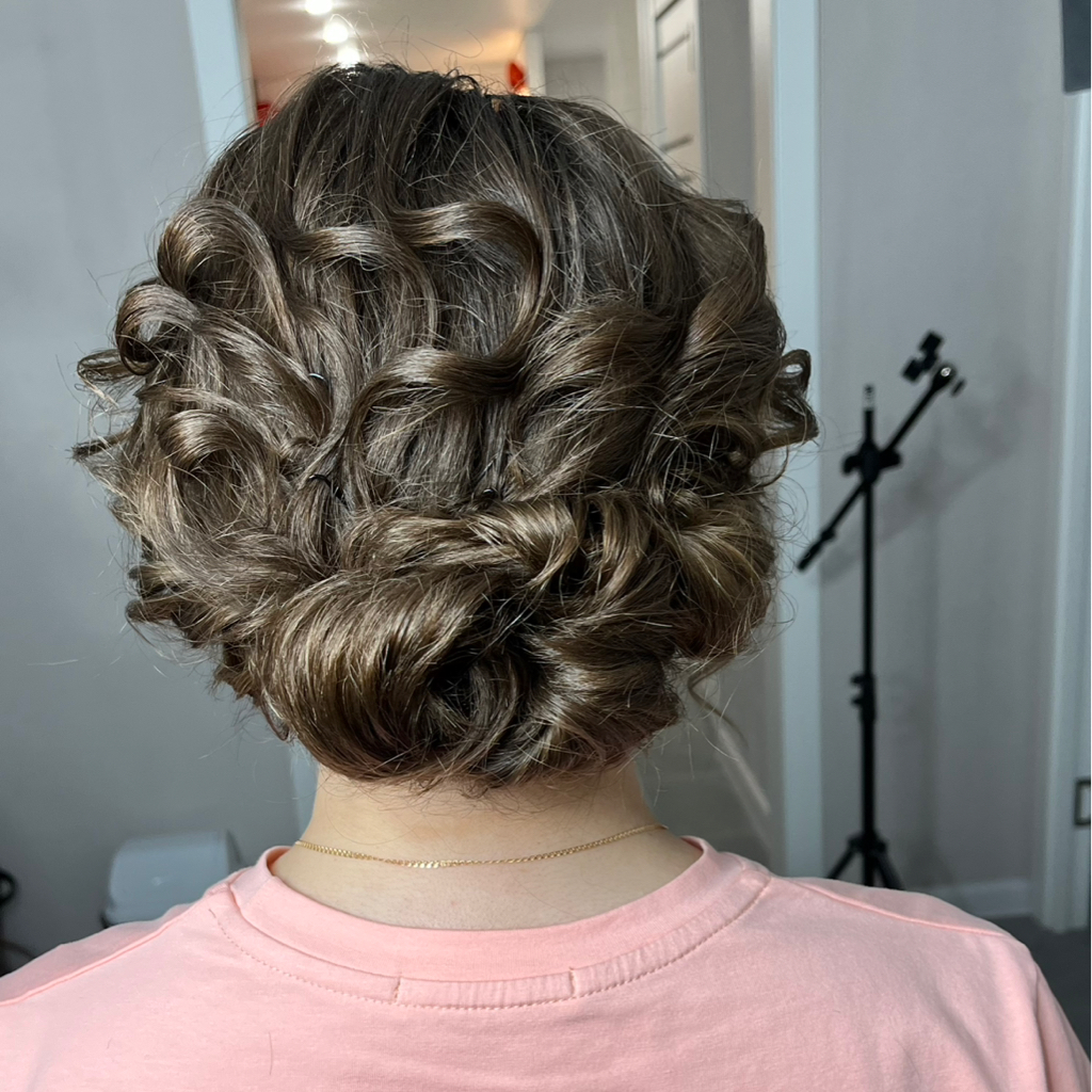 Прическа (низкий,текстурный пучок)